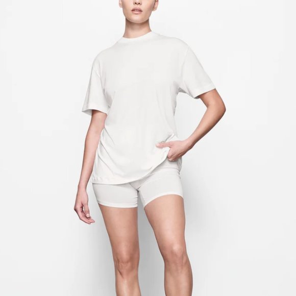 NWT SKIMS Boyfriend T-Shirt - Picture 2 of 3